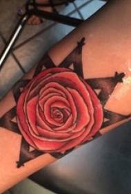Литературная цветочная татуировка, рука девушки, татуировка европейской и американской розы