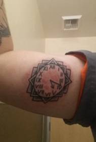 Tatuaggio orologio braccio del ragazzo sull'immagine tatuaggio orologio