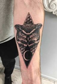 Tattoo Owl Jong mat Waffen um Rhombus an Eegelen Tattoo Biller