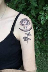 Tatuatge de braç de nena de rosa petita imatge de tatuatge a la fresca