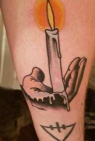 Рука татуіроўкі ілюстрацыі хлопчыка руку на далоні і малюнак татуіроўкі свечкі