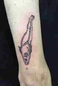 Hableány tetoválás férfi hallgató karját a fekete hableány tetoválás képe