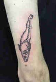 Tatuaje de sirena brazo de estudiante masculino en imagen de tatuaje de sirena negra