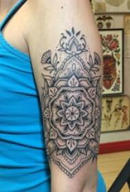 Brau de la noia del tatuatge Brahma sobre una imatge de tatuatge de vainilla negra