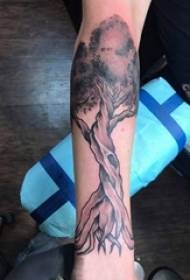 Дјечачка рука за тетоважу животног дрвета на црној слици велике тетоваже дрвета