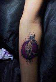 Tattoo ya materyalê keçikê keç û wêneya tatîlê ya fox li ser milê