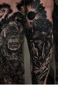 Lengan pelajar lelaki tatu hitam pada gambar tatu monyet hitam