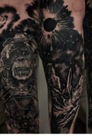 Tatui il braccio nero dello studente maschio sull'immagine nera del tatuaggio della scimmia