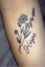 Picculu bracciu femminile di tatuaggi freschi cù stampi inglesi è tatuaggi di fiori