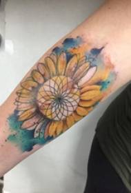 Sunflower tattoo ata teine lima i luga o le ata o le peʻa