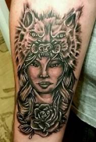 Tatuaj personaj fată braț băiat pe poza tatuaj lup