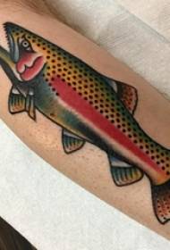 Tatuo bonŝanca fiŝknabino pentranta sur la brako tatuita fiŝa bildo