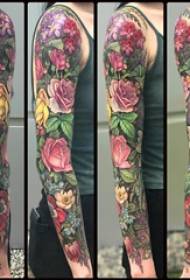 Európske a americké tetovanie kvetinových ramien