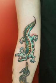 Cartoon krokodil tatoeëring meisie gekleurde krokodil tatoeëermerk op die arm