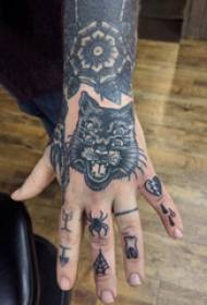 Mano indietro braccio del ragazzo del tatuaggio sulla foto del tatuaggio gatto nero