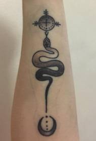 Татуировка змеиной дьявольской руки на черной змейке