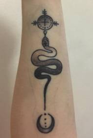 Braccio da ragazza del diavolo del serpente del tatuaggio sull'immagine nera del tatuaggio del serpente