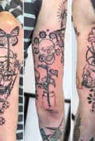 Minimalistiese tatoeëring op manlike arm