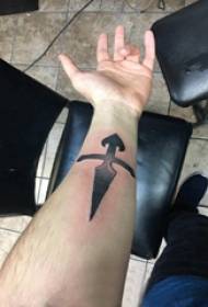Tatuering symbol manlig student arm på svart grå symbol tatuering bild