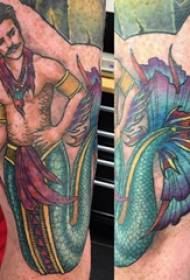 Syrenka tatuaż mężczyzna student z kolorowym obrazem tatuaż syrenka na ramieniu