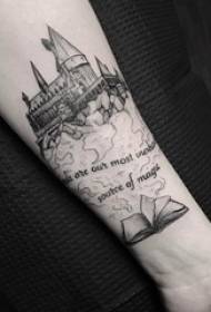 Tatuaj de construcție, braț de băiat, cărți și clădiri, imagini pentru tatuaje