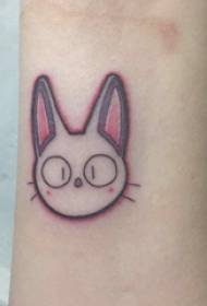 Mažos šviežios katės tatuiruotės merginos rankos ant katės tatuiruotės paveikslėlio