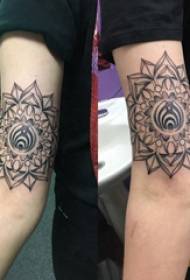 Tatuagem Brahma, padrão geométrico de tatuagem de flor no braço do menino