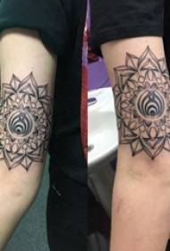 Tattoo ya Brahma, ndondomeko ya maluwa a geometrical tattoo pa mkono wamnyamata