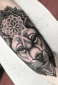 Arm tattoo picture فتى الذراع على زهرة الفانيليا والأسد وشم صورة