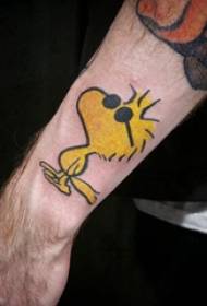 Étudiant de dessin animé tatouage illustration avec image de tatouage oiseau coloré