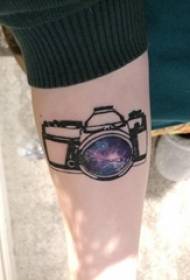 Kamera tato lengan gadis pada pola tato kamera