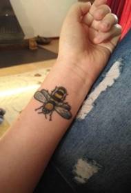 ʻO ka pīhoihoi bee tattoo girle liʻiliʻi bee tattoo nani me ka lima