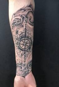 Arm Tattoo Bild Junge Arm auf schwarzem Kompass Tattoo Bild