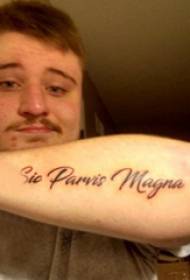 Tatuaj de flori engleză Tatuaj englezesc Brat de corp masculin pe corp de flori negru imagine de tatuaj englezesc