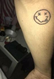 Emoji tatuointi mies opiskelija käsivarsi mustalla ilme tatuointi kuva