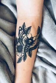 Bahan tato lengan gadis tanaman dan gambar tato serangga di lengan