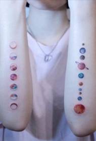 Ruka tetovaža materijal djevojka boja planeta slika tetovaža