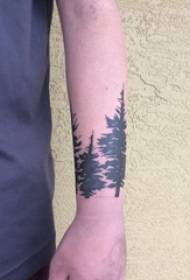 Материал за татуировка на ръката, мъжка ръка върху снимка на татуировка от черен бор