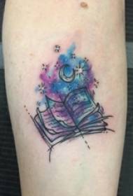 Tatuaży książki dziewczyny ramiona na Księżycu i książki tatuaż zdjęcia