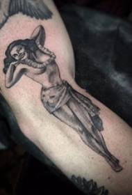 Personaggio maschile tatuaggio realistico grigio nero su foto ritratto tatuaggio personaggio grigio nero