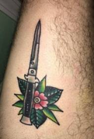 Tatouage de poignard européen et américain, bras masculin, photo de tatouage de fleur