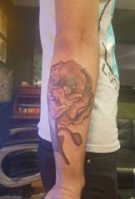 Tatuiruotės modelio gėlė, berniuko ranka, nutapyta gėlių tatuiruotės nuotrauka