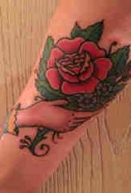 Tatuaggio floreale letterario, braccio di una ragazza, foto di un tatuaggio floreale