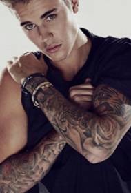 Si Justin Bieber tattoo star arm sa bulak ug hayop nga litrato sa tattoo