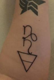 Swart minimalistiese tatoeëring swart minimalistiese tatoeëermerk op die arm van die meisie