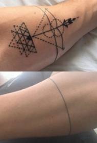 Tetovanie obálku mužského geometrického tetovania na čiernom ramene