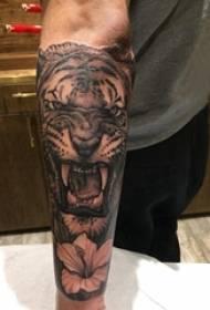 Arm tattoo material, male arm, bulaklak at tiger tattoo na larawan