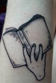 Geometrični element tatoo dekle roko na roki in sliko knjige tatoo