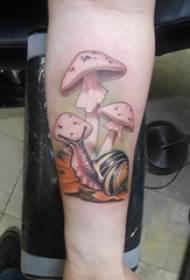 Patrón de tatuaje de caracol patrón de tatuaje de caracol en el brazo de la niña