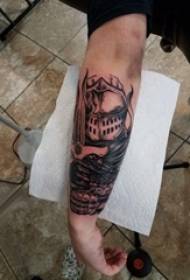 foto tatuazh krahu krah mashkull mbi foton e zezë të tatuazhit të luftëtarit